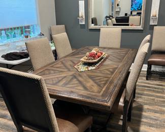 Large Table w/ 8 chairs & 2 leaves -LIKE NEW!!
