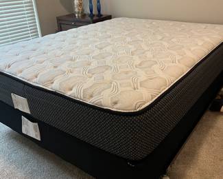 Queen LIKE NEW!!