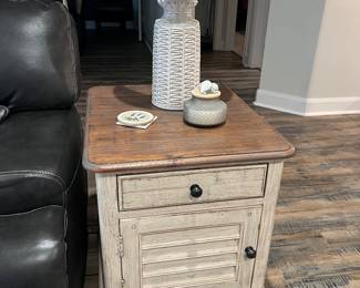Pair of LIKE NEW end tables