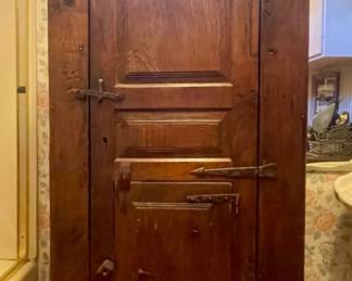 PRIMITIVE CABINET