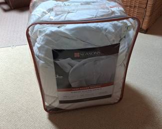 The Seasons Collection Year-Round Warmth White Goose Down Comforter Twin