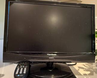 ViewSonic 19" LCD Monitor with Cisco Cable Box and AT&T Remote