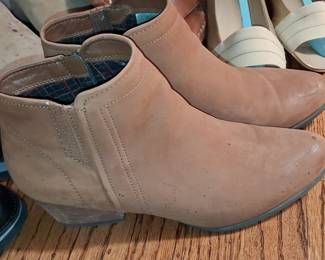 Blondo Valli Waterproof Suede Ankle Boots