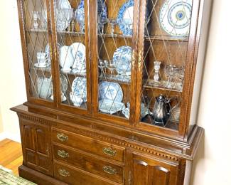 Ethan Allen Classic Manor Lighted China Cabinet Hutch