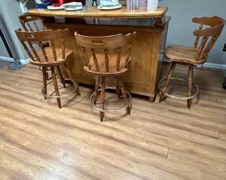 Conveniently sized bar with 4 stools