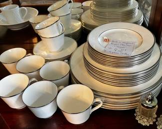 #121	Royal Doulton "Signet" 40 pc set 8 5pc place settings. Made in England	 $100.00 