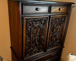 #30	Broyhill wood bachelors chest 4 drawers 39x19x55"	 $125.00 