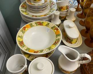#149	Metlox pottery 26 pc set	 $40.00 