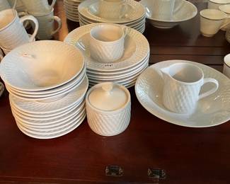 #122	Gourmet Collection by Oneida 25 pc set	 $40.00 