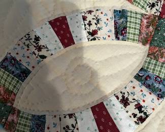 #7	Machine made quilt Queen size wedding ring pattern	 $35.00 