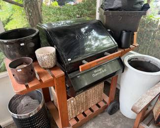 Aussie Grill, Planters 