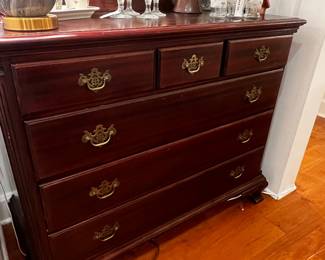 Federal style mahogany chest of drawers