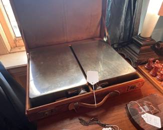 PAIR OF GIANT FLASKS IN LEATHER CASE