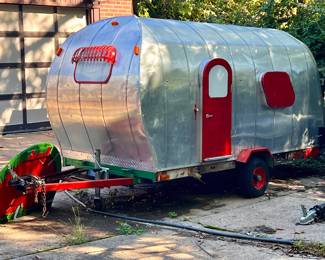 AIRSTREAM STYLE LUXURY DOG TRAILER USED IN DOG PARADE