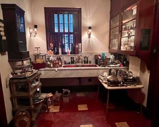 OPPOSITE SIDE OF THE BUTLERS PANTRY-GOTTA SEE IT TO BELIEVE IT!
