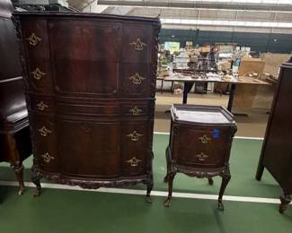 Wooden Bedroom Furniture Set (Dresser and Nightstand)