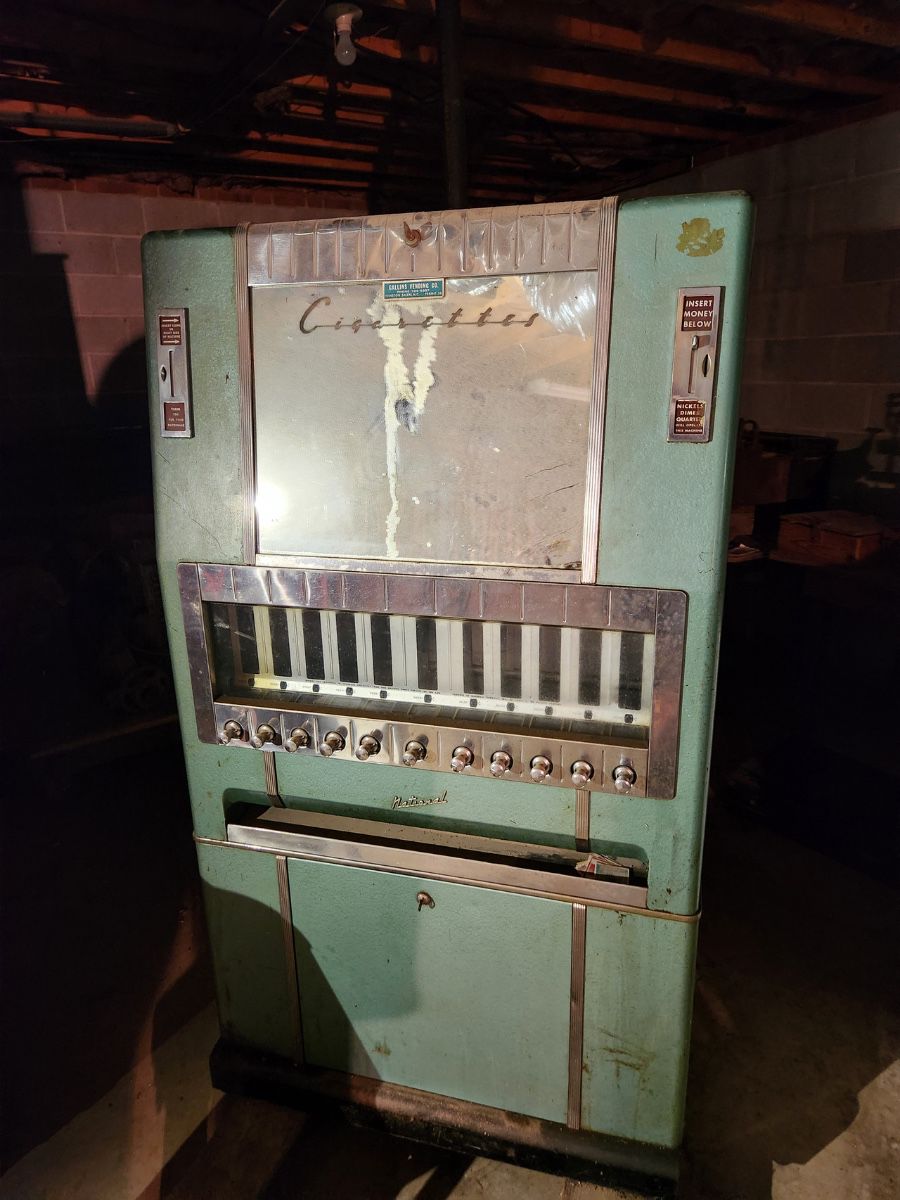 Vintage National Cigarette Vending Machine Series 113 - Has both keys and Tags