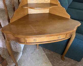CORNER TABLE