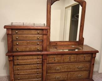 DRESSER