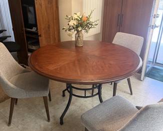 ROUND TABLE WITH 3 CHAIRS KITCKEN DINETTE