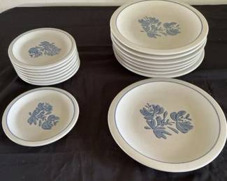 Yorktowne Pfaltzgraff 16 Piece Plate Set