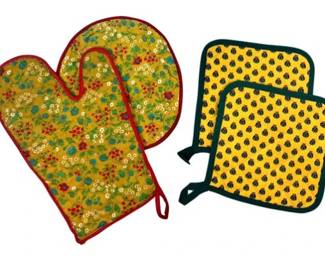 Vintage Quilted Oven Mitt And Pot Holders With Floral And Geometric Patterns
