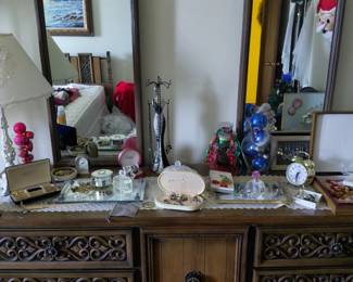 Dresser w/ Double Mirrors ( Upstairs Bedroom)