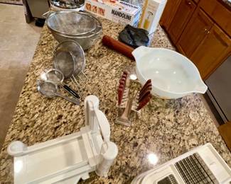 083-KIT: Eclectic Kitchen Lot