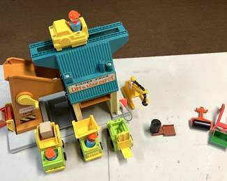 129-BON: Vintage Fisher-Price Lift & Load Depot (#942)