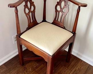 020-LR: Mahogany Chippendale-Style Corner Chair