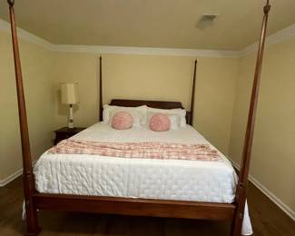 023-MBRUP: Four Poster King Sized Bed Vignette