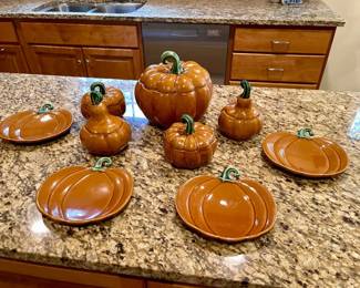 072-KIT: Williams-Sonoma Pumpkin Tureen and Soup Bowls