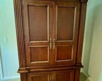 009-DEN: Hooker Furniture Traditional Entertainment Armoire