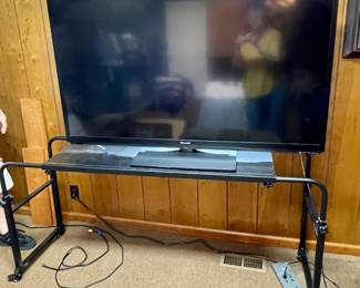 139-BON: SHARP Aquos 60” LCD-TV and Portable Media Stand
