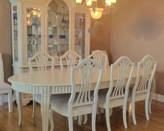 PRESALE - $500 STUNNING STANLEY LIGHTED CHINA CABINET WITH ETCHED GLASS WITH MATCHING $600 STANLEY DINING TABLE WITH 6 MATCHING CHAIRS IN EXCELLENT CONDITION
