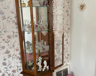 Lighted cabinet with pretties