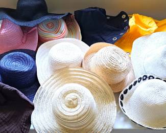 LOT OF SUN HATS