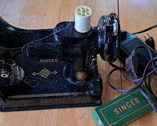 ANTIQUE SINGER SEWING MACHINE