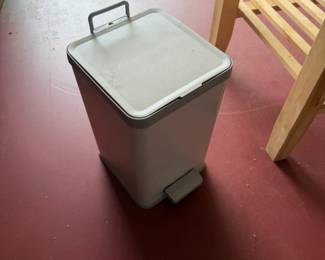 hand's free trash can  