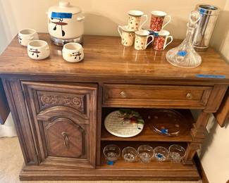 Vintage Lexington wood dining buffet/side board with drop down sides, cupboard & drawer $139
