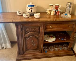 Vintage Lexington wood dining buffet/side board with drop down sides, cupboard & drawer $139