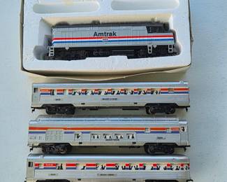1998 HO Train Amtrak 303 Locomotive, Cars