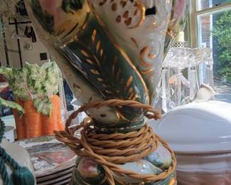 Reticulated Floral Porcelain Urn Lamp
