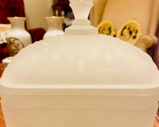 Stunning Tiara Indiana Glass Frosted White Honey Bee Hive Covered Footed Candy Dish 
