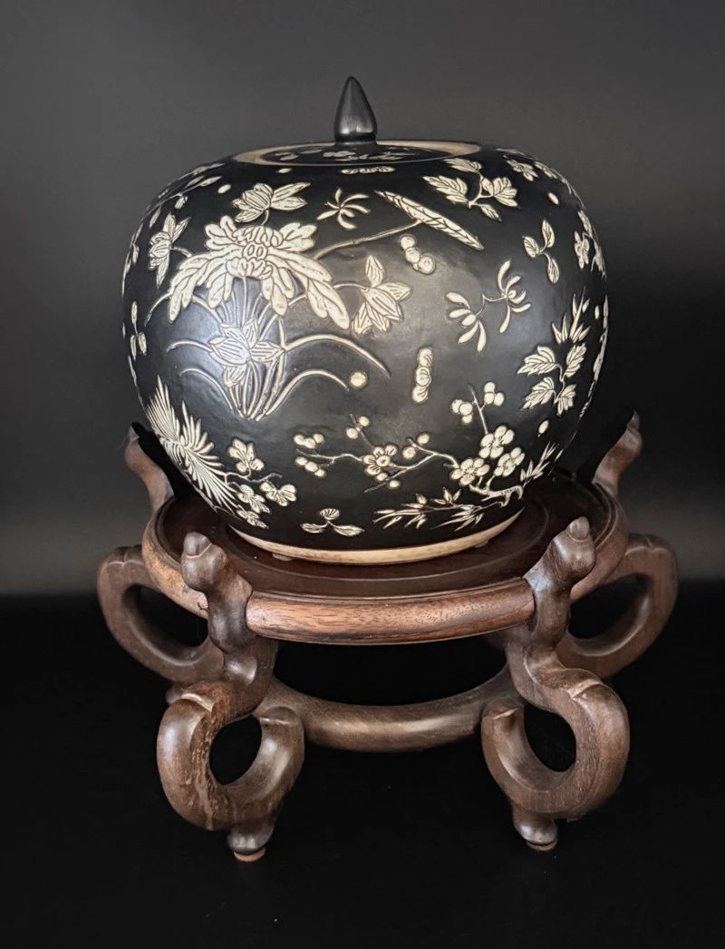 ブル出品 Estate Treasures: Antique Furnishings, Gold, starts on 7/16/2026