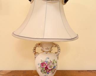 119 VictorianRevivalFloralPorcelainUrnTableLampwGiltHandles