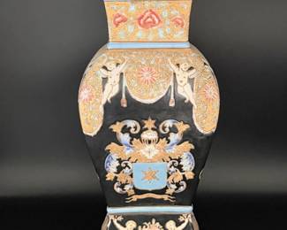 34 HongKongPorcelainCoveredUrnGingerJarwCherubsHeraldicMotif