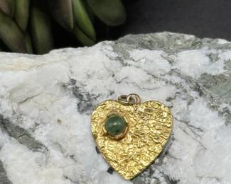12 10KYellowGoldHeartShapedPendantwGreenStone37g