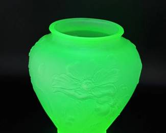 61 UraniumTiffinGlassPoppyVase