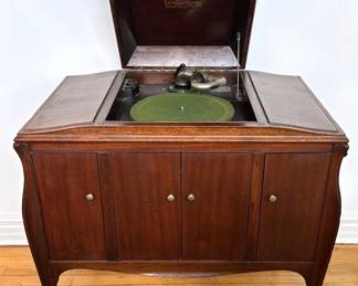 Antique Victrola Victor Talking Machine Phonograph Model VV-260 With Over 50 78RPM Records & Extra Needles Lot #: 10